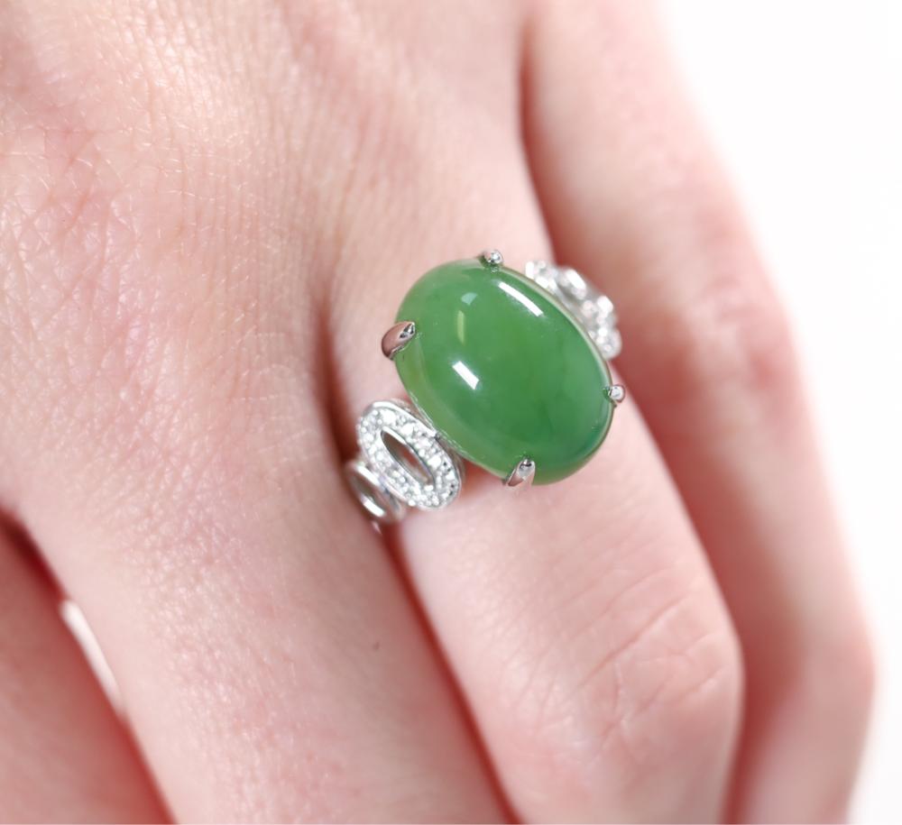 18K WG GREEN STONE & 0.09CTW