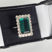 18K WHITE GOLD AND EMERALD RIN