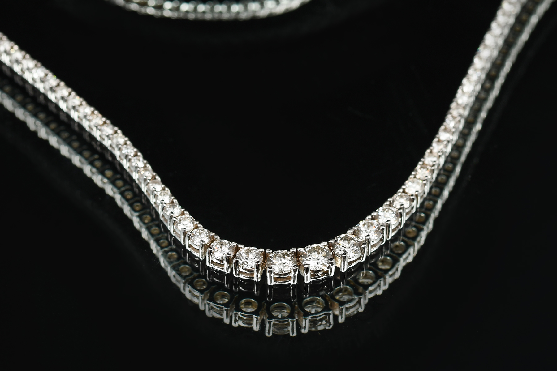 18K WHITE GOLD LADY'S GRADUATED