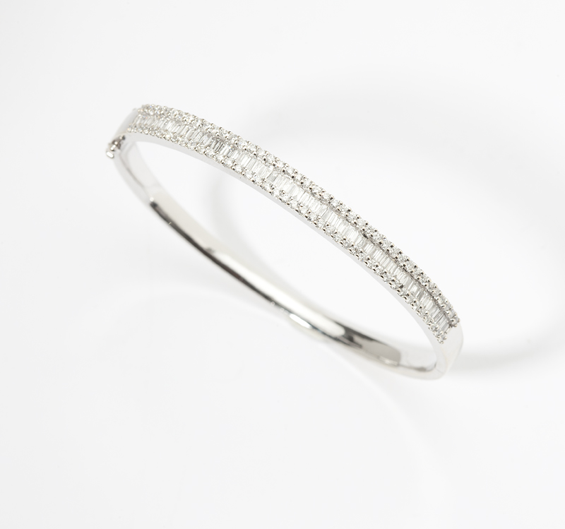 18K white gold set with 82 round