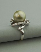 18K WHITE GOLD, SOUTH SEAS PEA