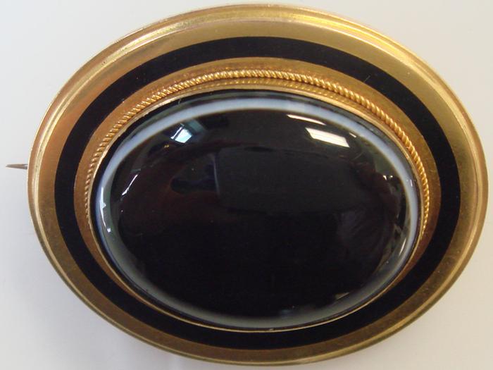 18K yg Banded Agate Brooch. Black