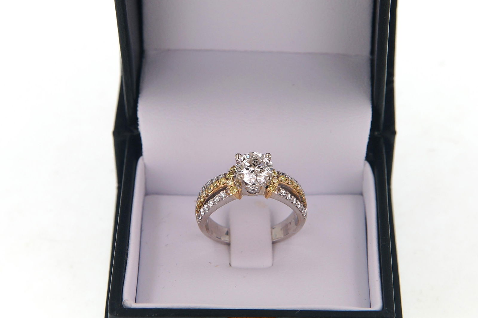 18KT GOLD DIAMOND RING - SIGNED