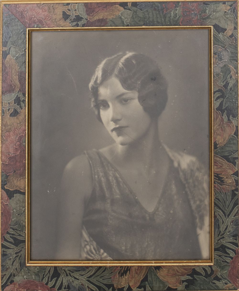 1920S PORTRAIT OF A WOMAN 1920s