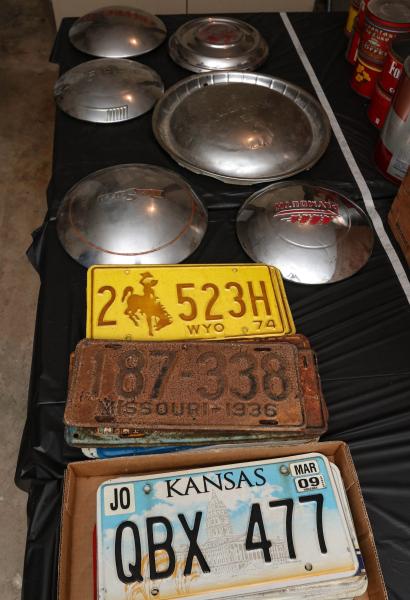 1930S HUB CAPS AND LICENSE