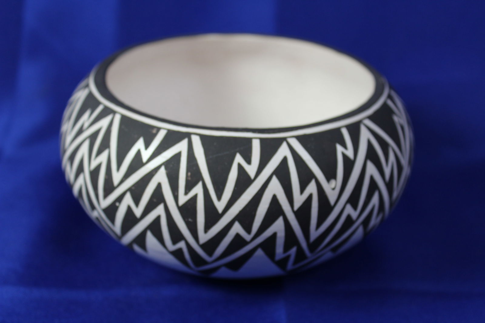 1985 BLACK ON WHITE NATIVE ACOMA