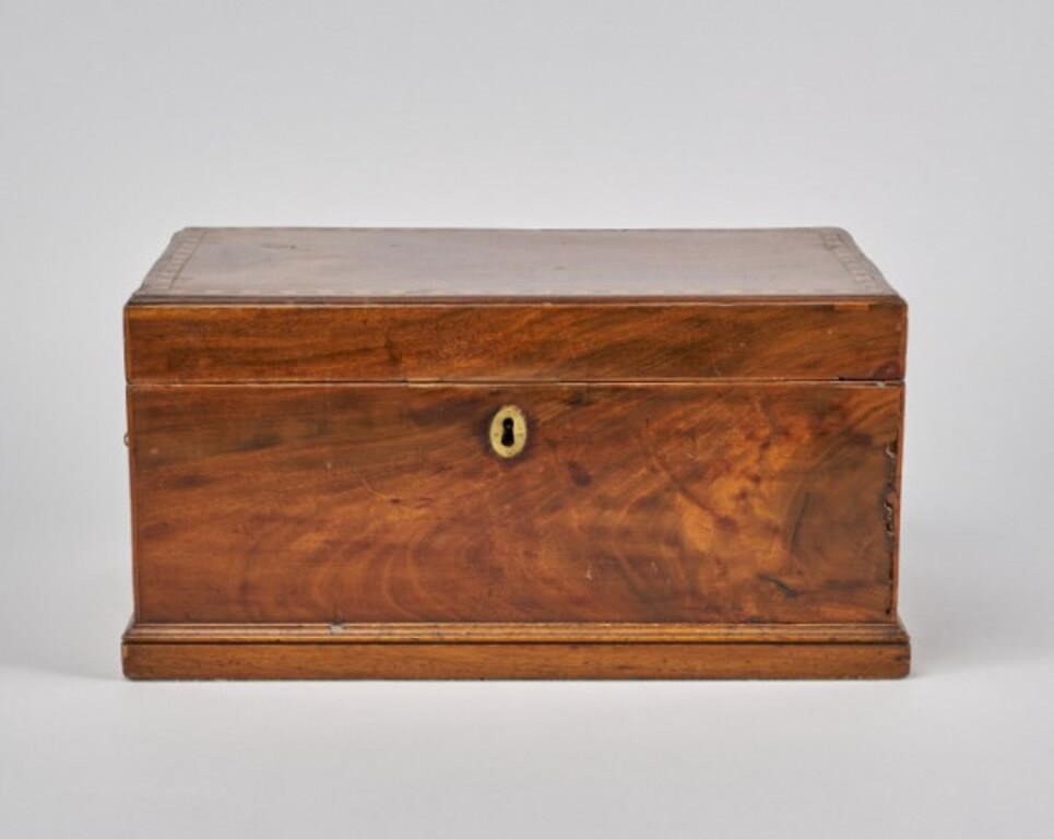 19TH C. MAHOGANY STORAGE CHESTA