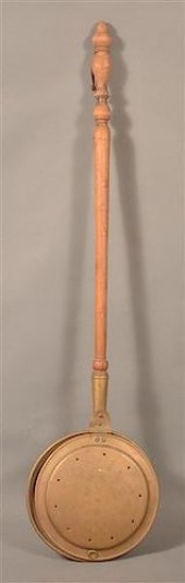 19TH CENTURY BRASS BED WARMER.