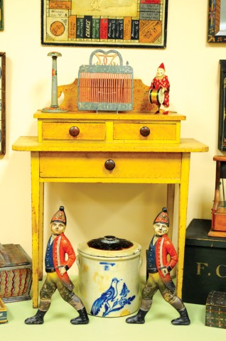 19TH CENTURY DRESSING TABLE