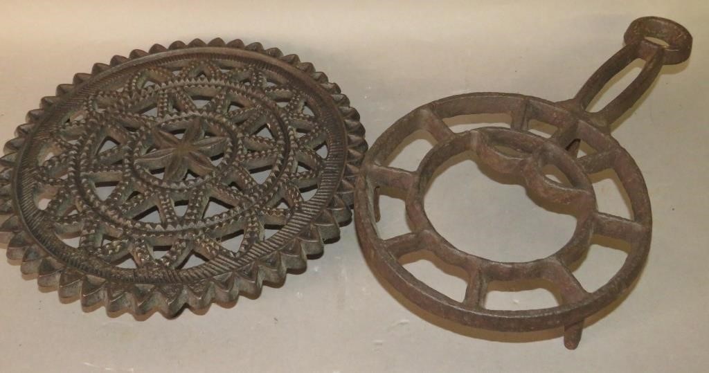 2 CAST IRON ROUND STANDSca.