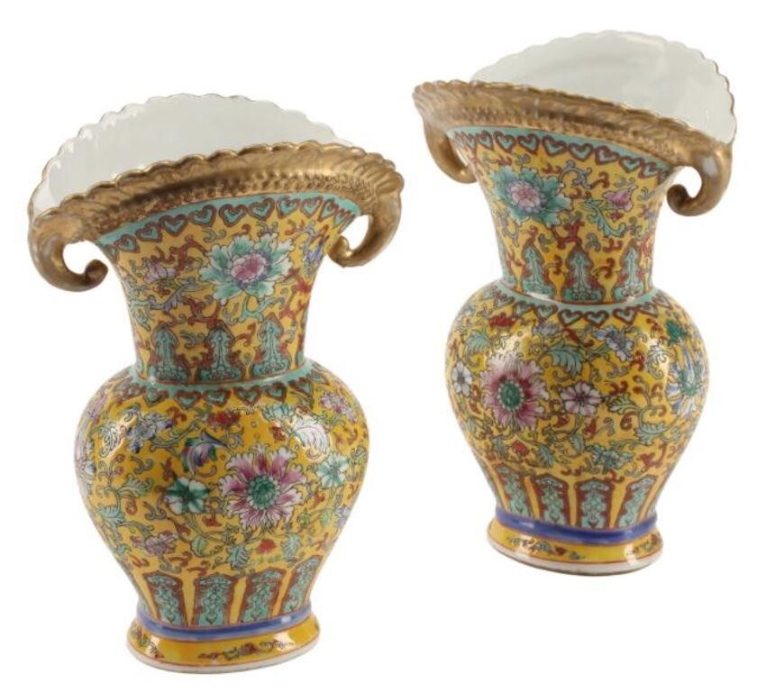 (2) CHINESE FAMILLE JAUNE PORCELAIN