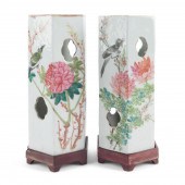 2 CHINESE FAMILLE ROSE HAT STA