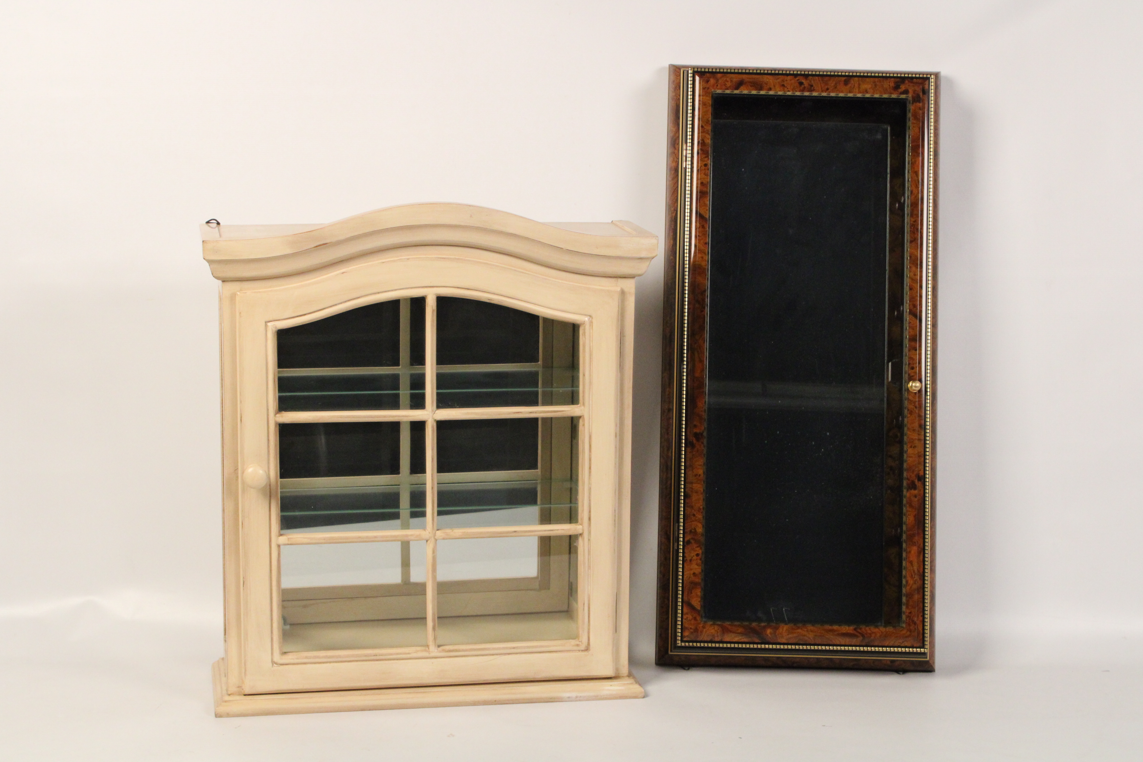 2 HANGING CABINETS 2 HANGING