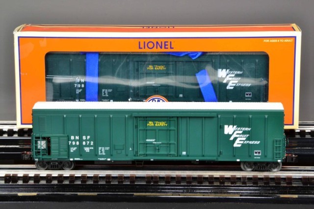 (2) LIONEL BNSF REEFER CARSTwo