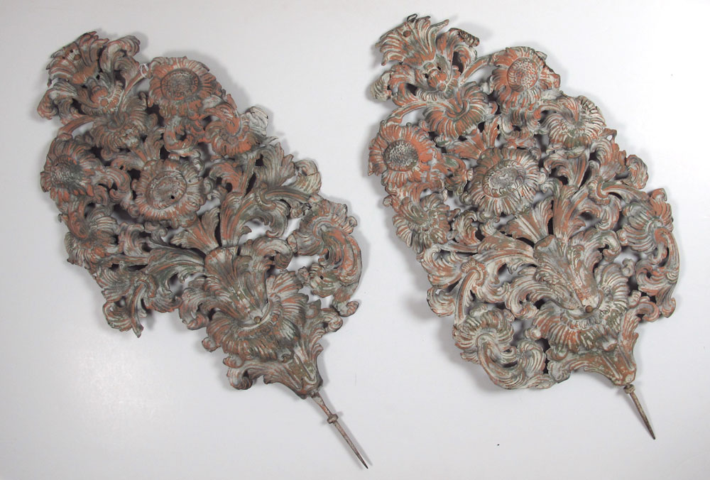 2 METAL FLORAL GARDEN