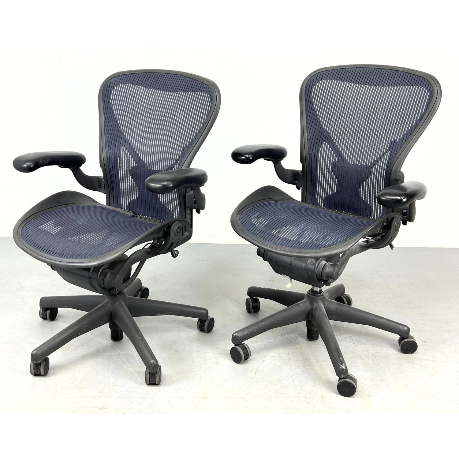 2 pcs HERMAN MILLER Aeron Desk