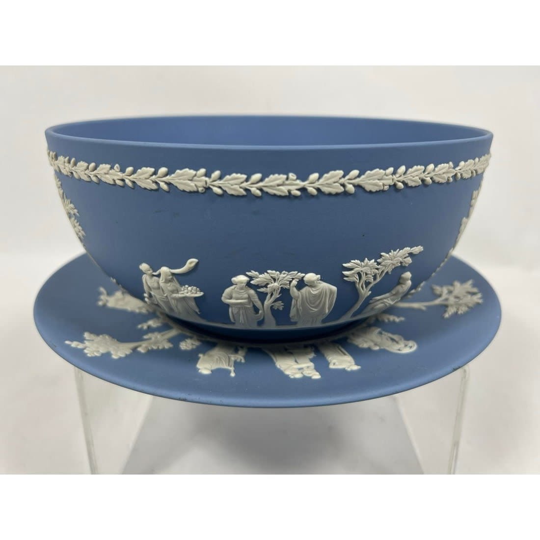 2 pcs Wedgwood. Large 9" DESIGN