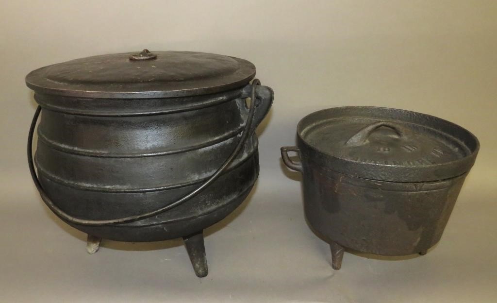 2 PIECES OF CAST IRON HEARTH