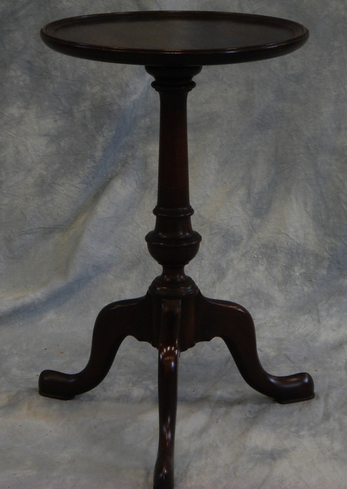 2 small mahogany candlestands,