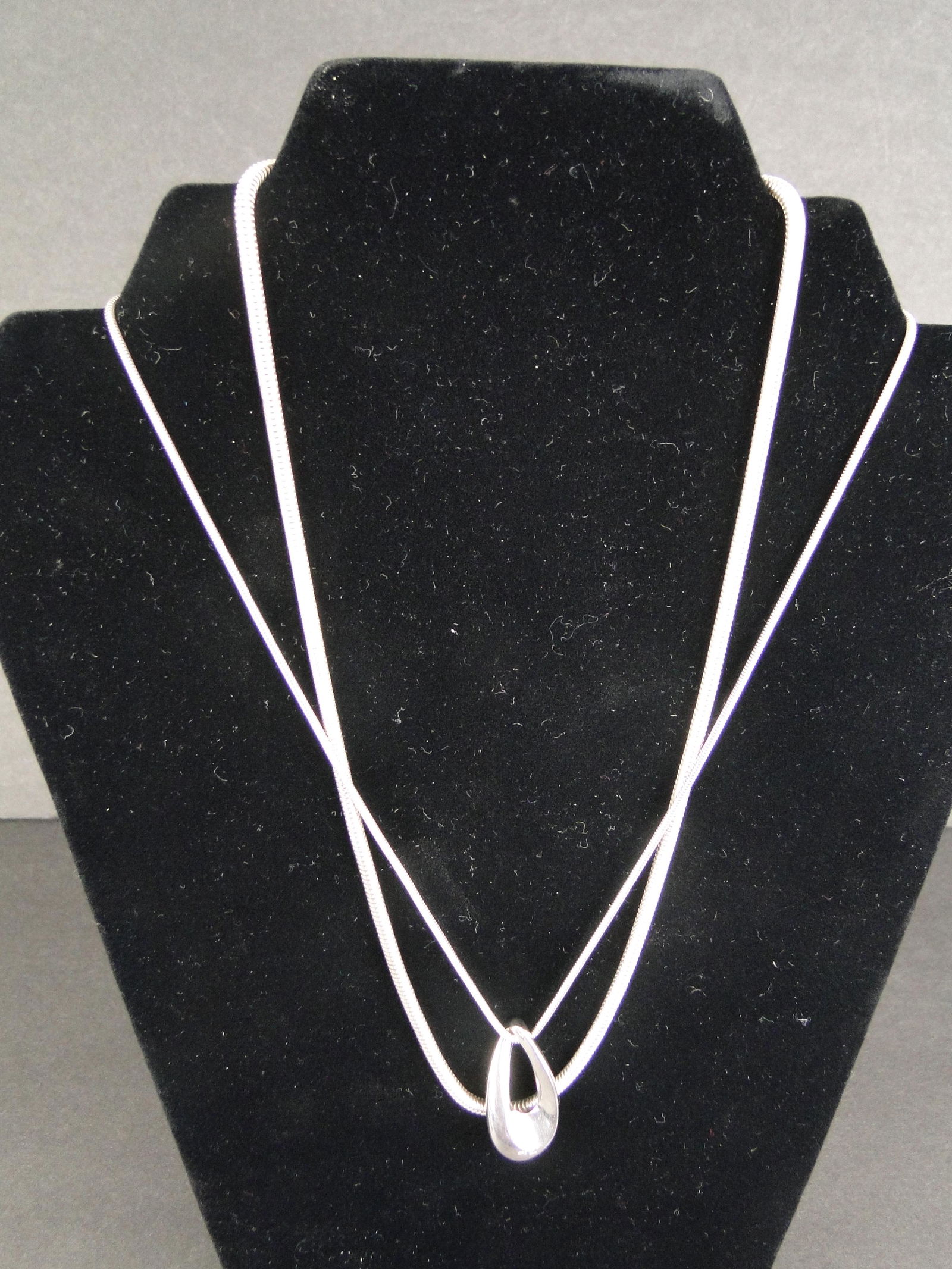 2 STERLING CHAINS, PENDANTone round