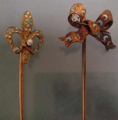 2 unmarked YG stickpins, each
