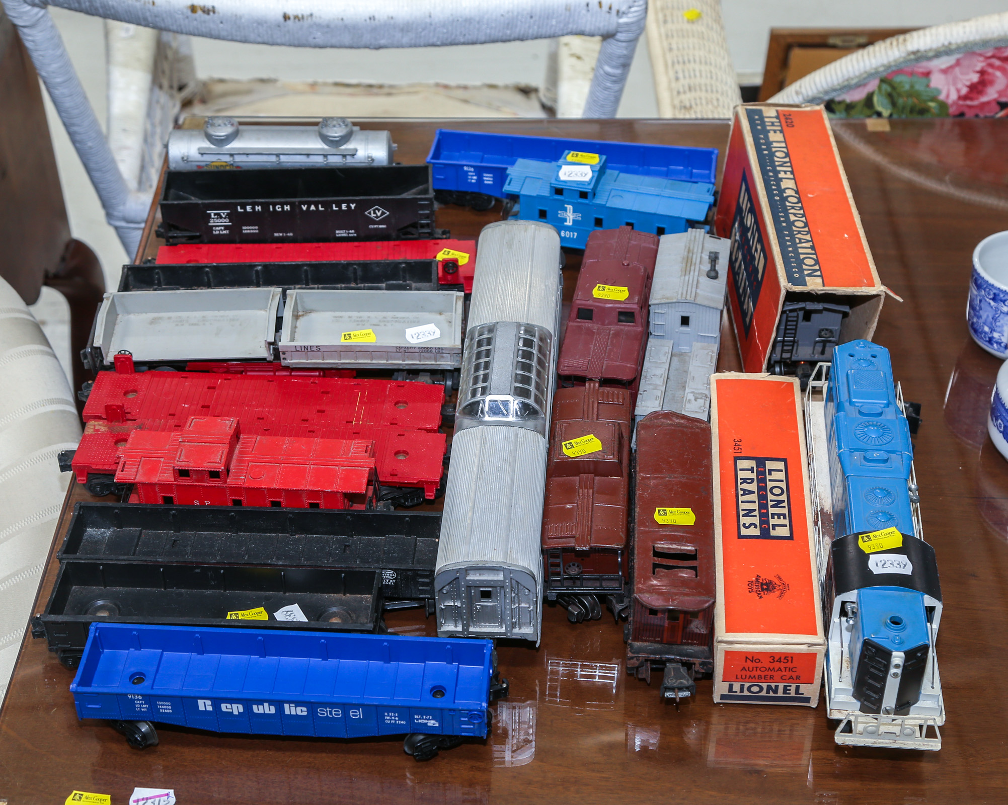 20 LIONEL TRAIN CARS Comprising