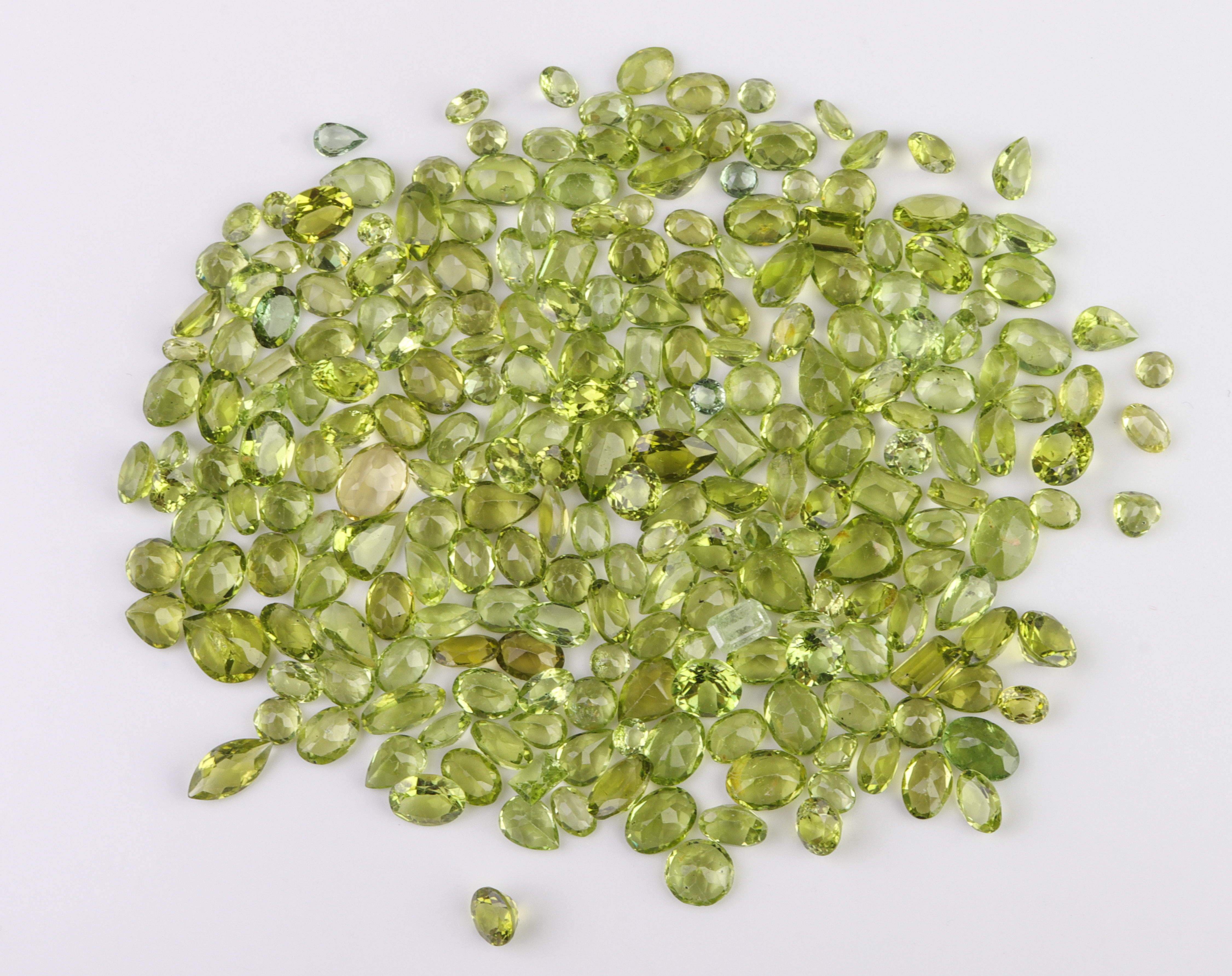 200.4 CTTW. LOOSE MIXED-CUT PERIDOT