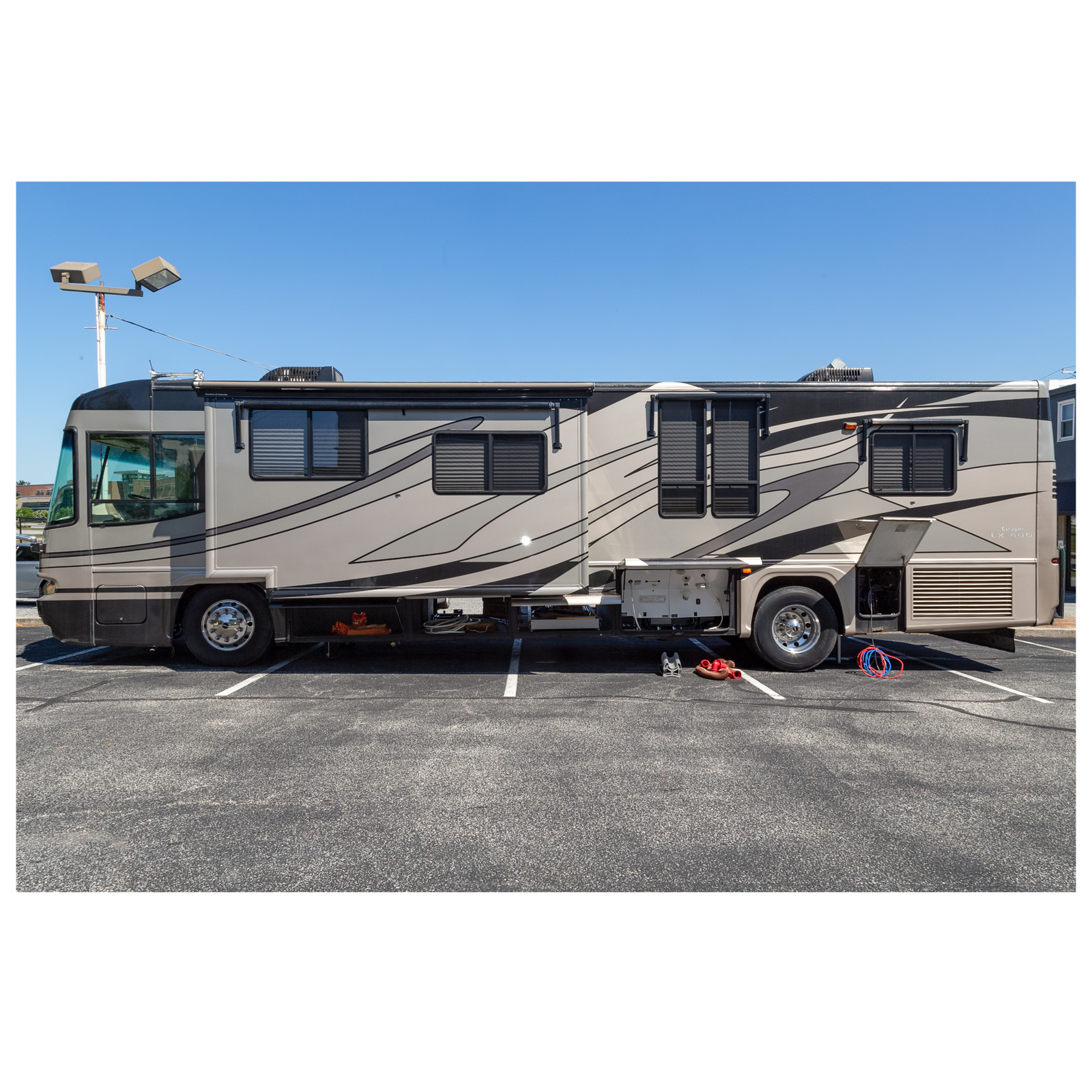 2004 DAMON ESCAPER LX400