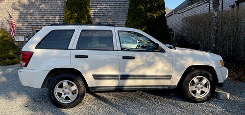 2005 WHITE JEEP 4 X 4 GRAND
