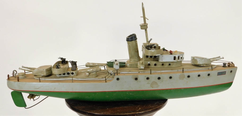 20C ITALIAN BATTLE SHIP MODEL