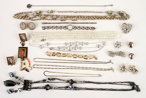 21 PIECES OF COSTUME JEWELRY