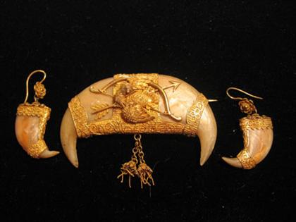 22 karat yellow gold brooch and