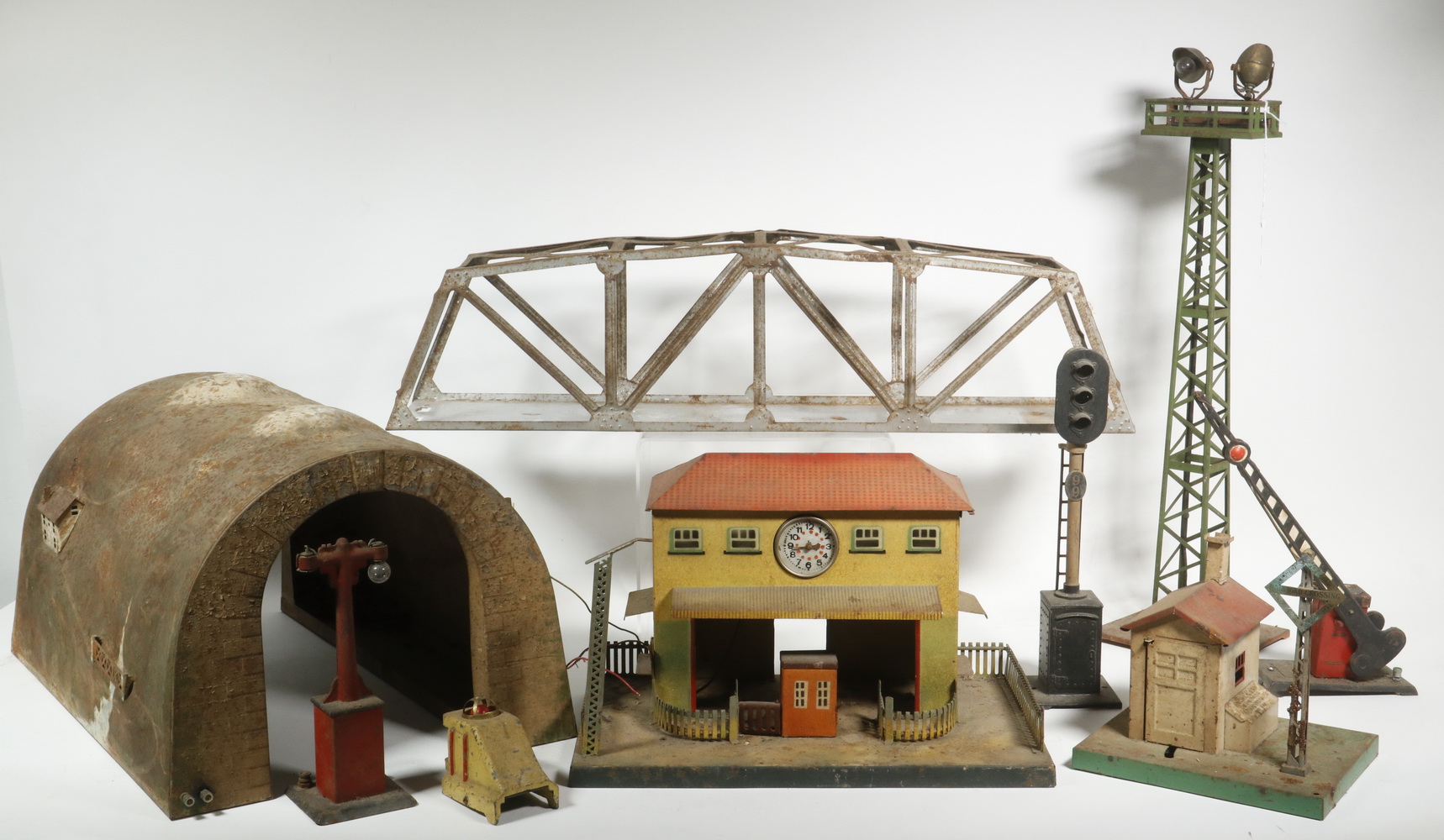 (22) PRE-WAR MODEL TRAIN