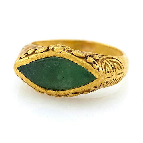 24K YELLOW GOLD AND JADE RING.24k