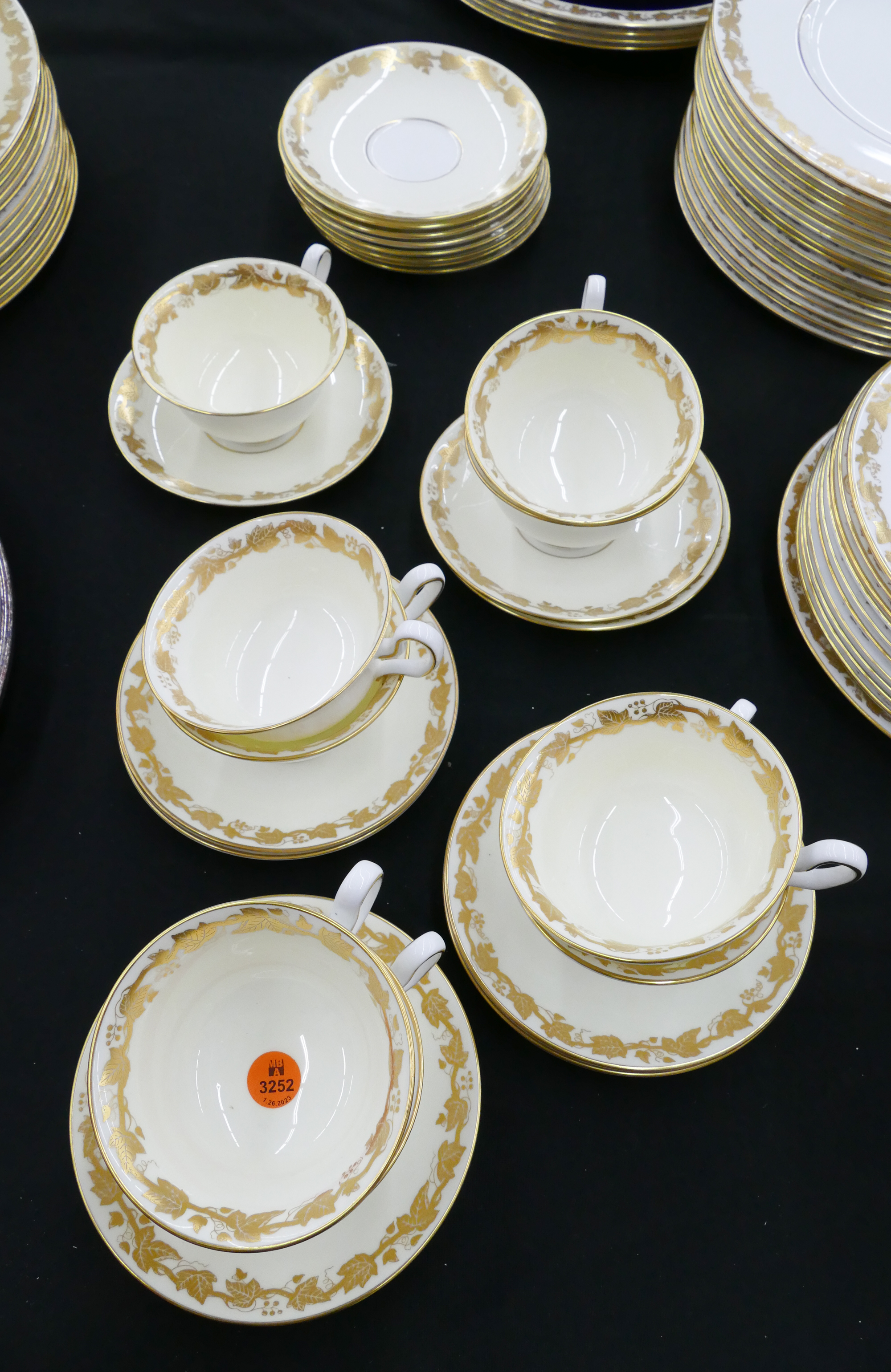 26pc Wedgwood Whitehall (Cream)