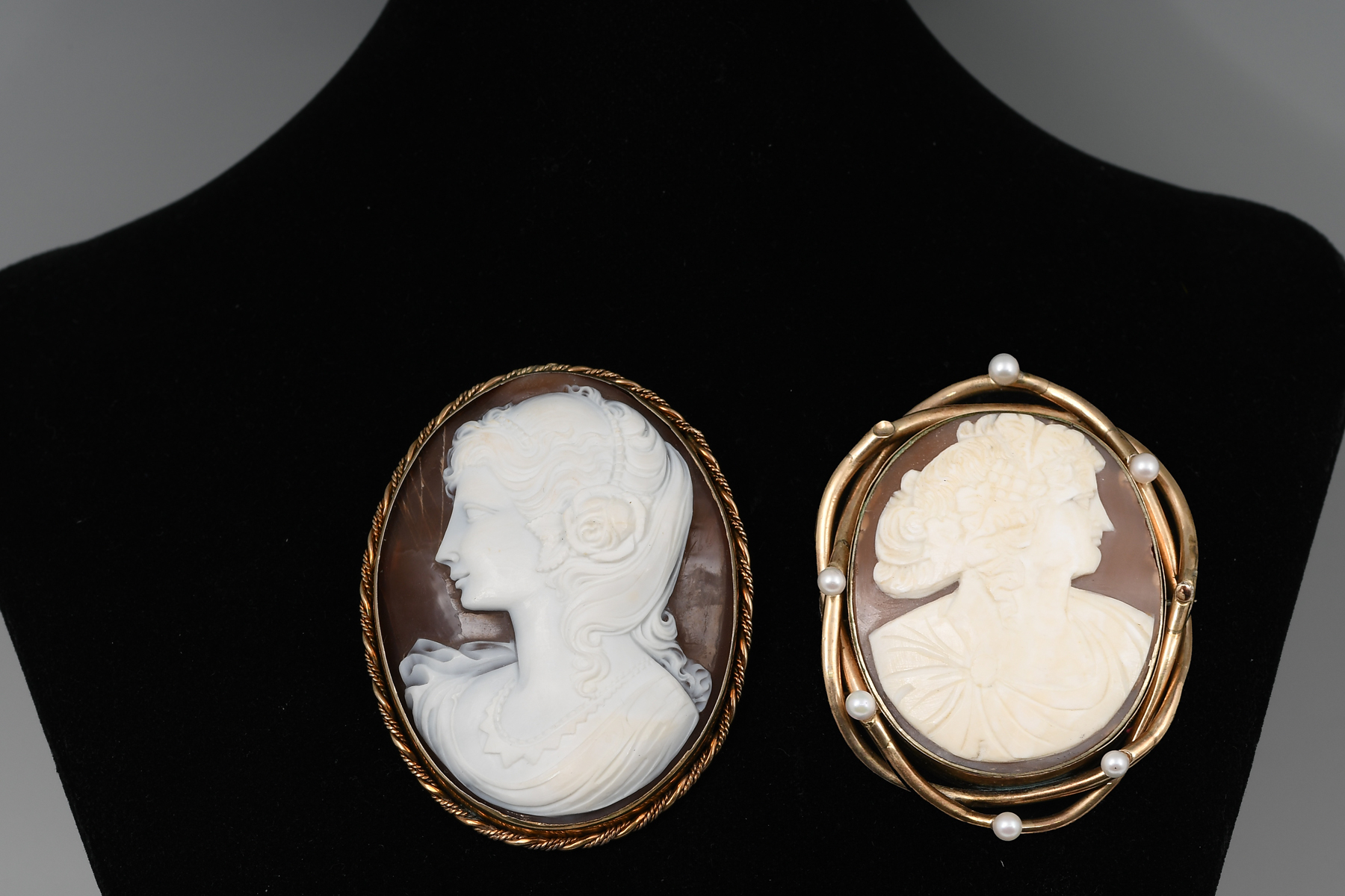 2PC 10K LARGE CAMEO PENDANTS: 1)