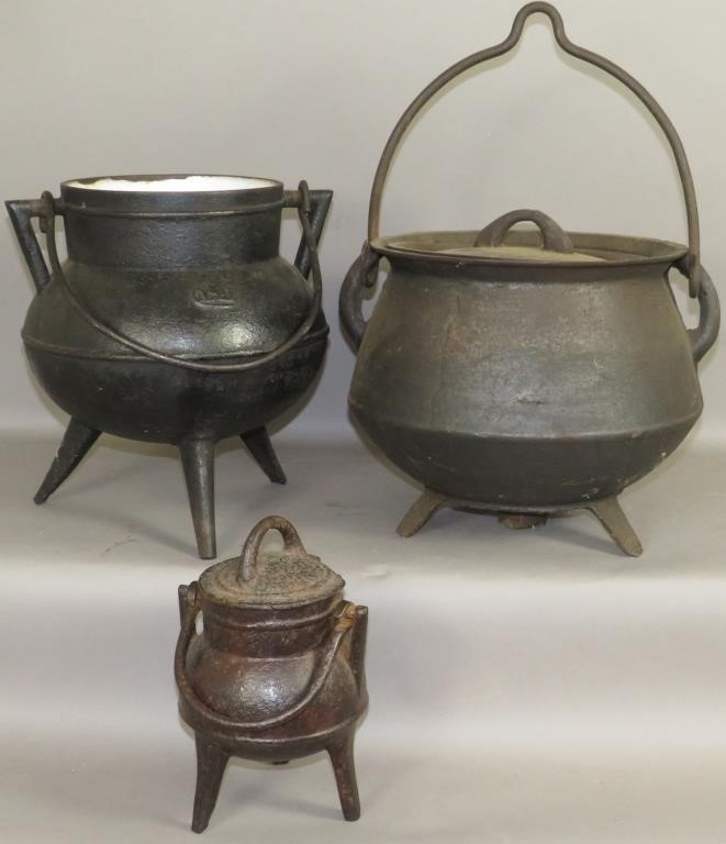 3 CAST IRON POTSca. 1670-1950; cast