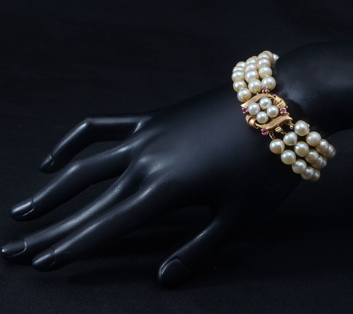 3 STRAND CULTURED PEARL BRACELET: 3