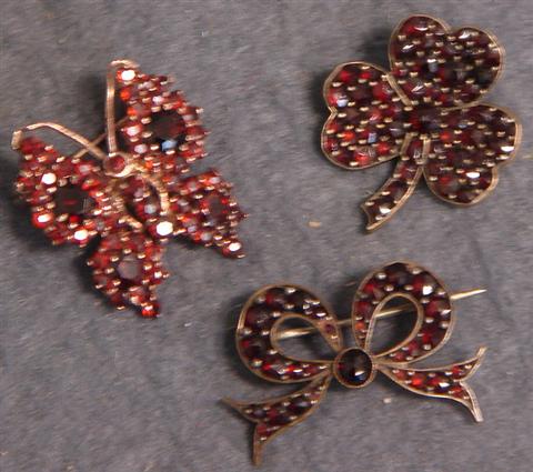 3 Victorian garnet pins, bow, 3