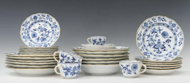 (32) MEISSEN 'BLUE ONION' GILT TRIM