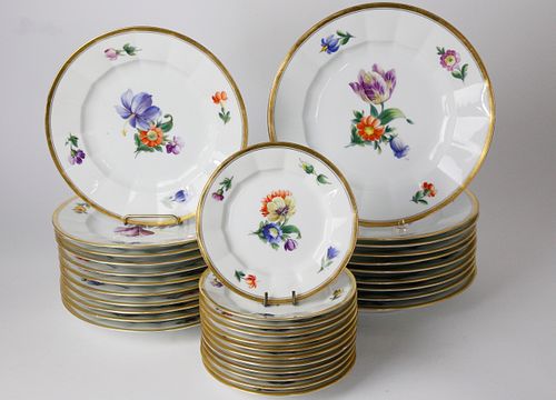 32 ROYAL COPENHAGEN PLATES, 19TH