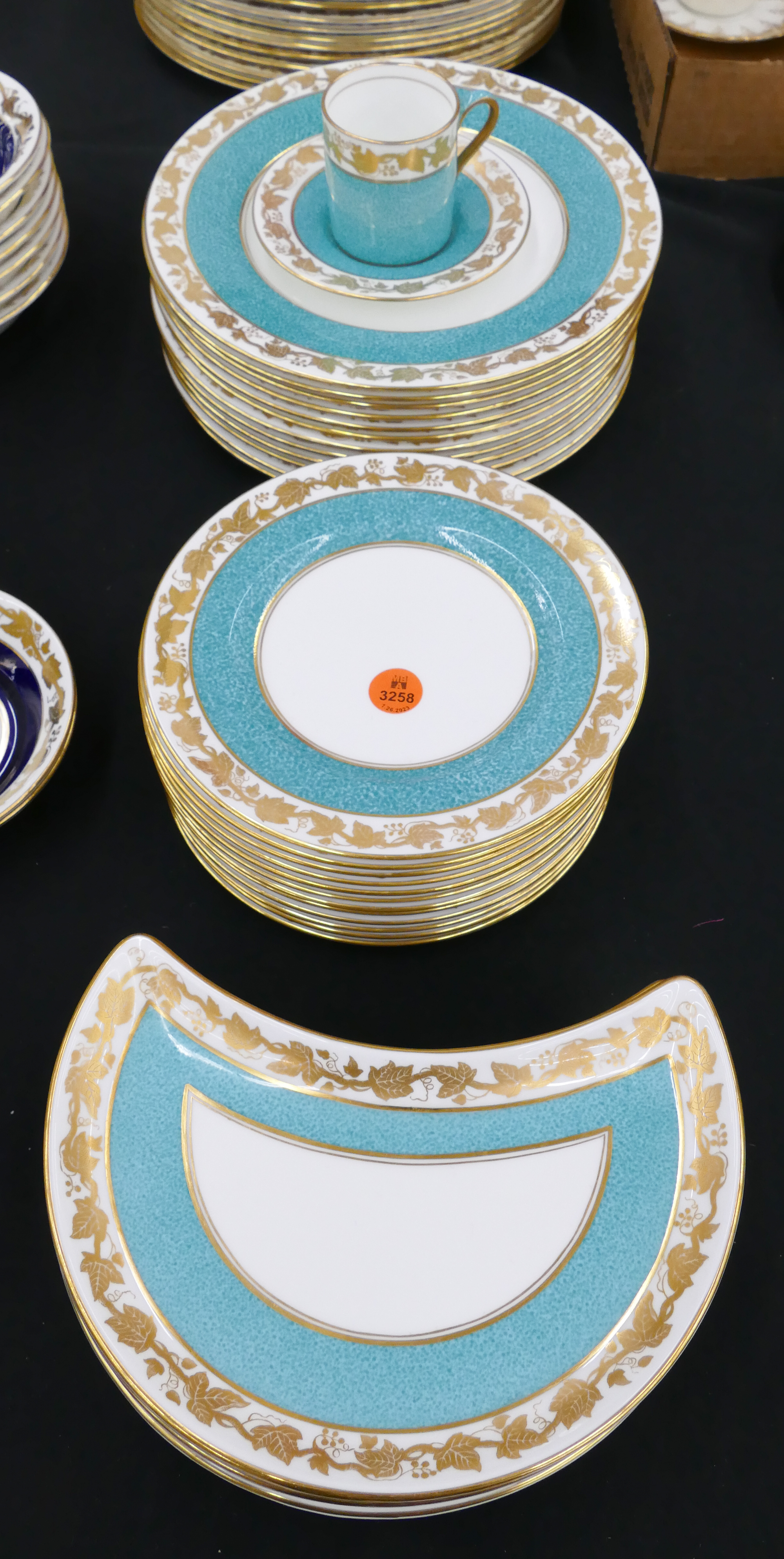 32pc Wedgwood Whitehall Powder