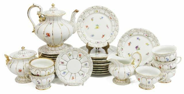 (33) MEISSEN 'SCATTERED FLOWERS'