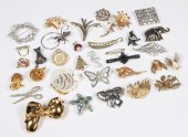 (33) Vintage Brooches to inclu
