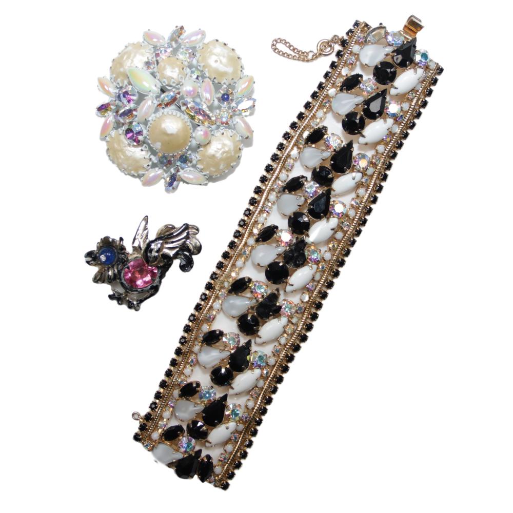 3PC JEWELRY GROUP: REGENCY BROOCH