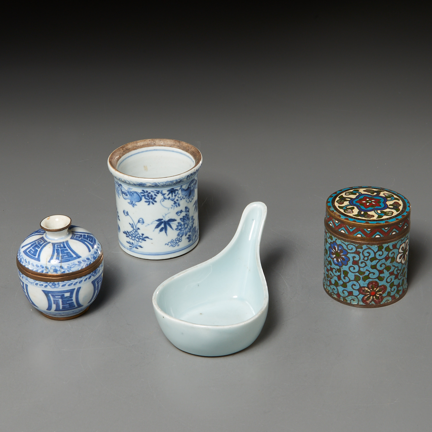 (4) CHINESE CLOISONNE AND PORCELAIN