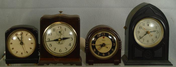 4 electric alarm clocks, 2