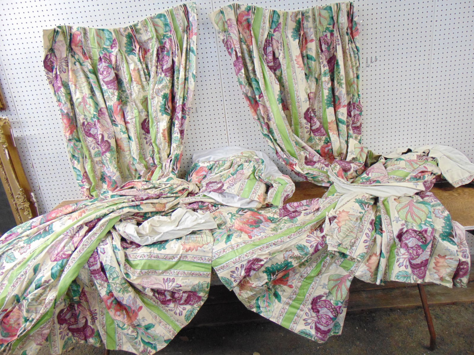 4 FLORAL DECORATED CURTAIN