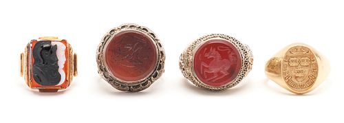 4 MEN'S SIGNET & CARVING RINGS,