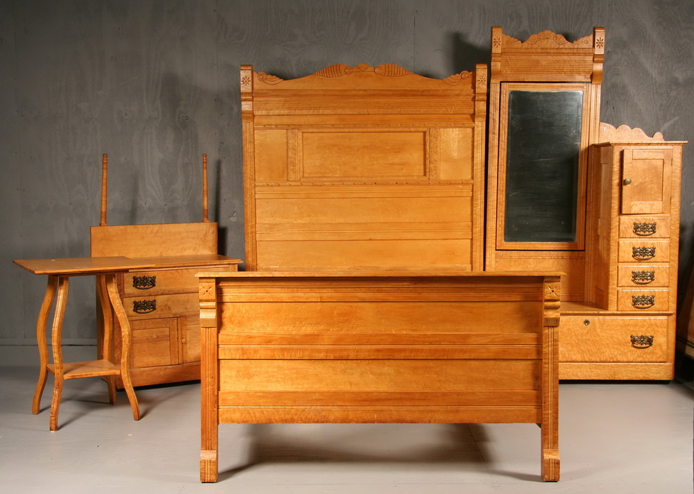 (4 PC) BIRDSEYE MAPLE BEDROOM SUITE